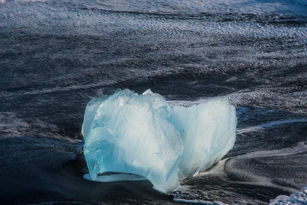 Isberg vid kusten av Diamond stranden nära Glaciärlagunen i södra Island — Stockfoto