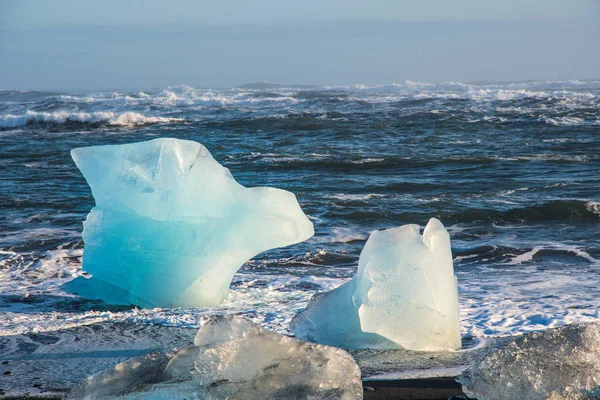 Isberg vid kusten av Diamond stranden nära Glaciärlagunen i södra Island — Stockfoto