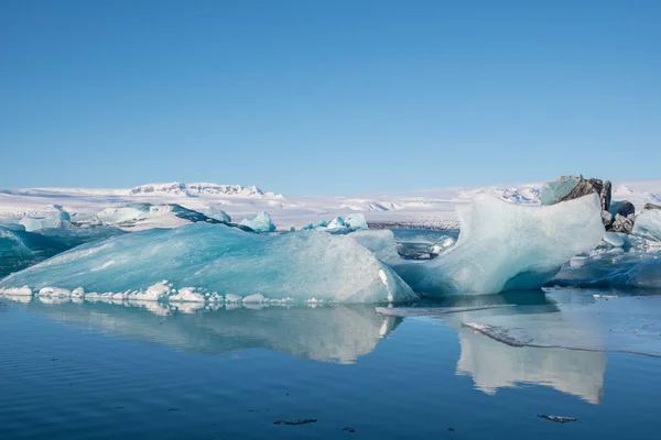 Icebergs en Laguna Glaciar Jokulsarlon en el sur de Islandia — Foto de Stock