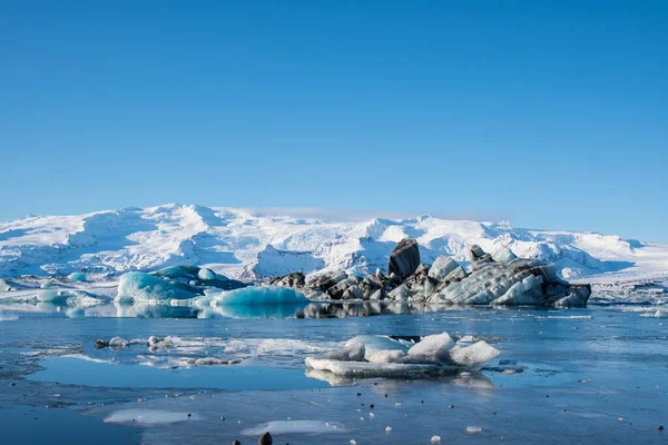 Iceberg nella laguna del ghiacciaio di Jokulsarlon nel sud dell'Islanda — Foto Stock