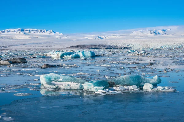 Güney İzlanda 'daki Jokulsarlon Buzul Gölü' nde buzdağları — Stok fotoğraf