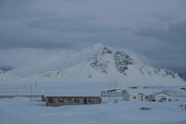 Zimní den v pobřežním městě Hornafjordur na Islandu — Stock fotografie