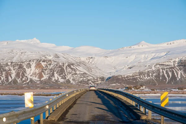 Eenbaansbrug over een rivier op het IJslandse platteland — Stockfoto