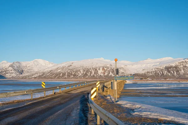 Eenbaansbrug over een rivier op het IJslandse platteland — Stockfoto