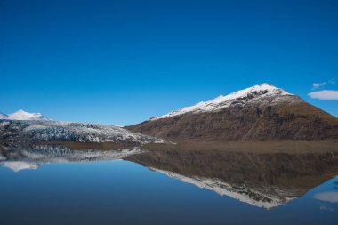 River Holmsa, Glacier Flaajokull and mountain and Flafjall mountain in south Iceland
