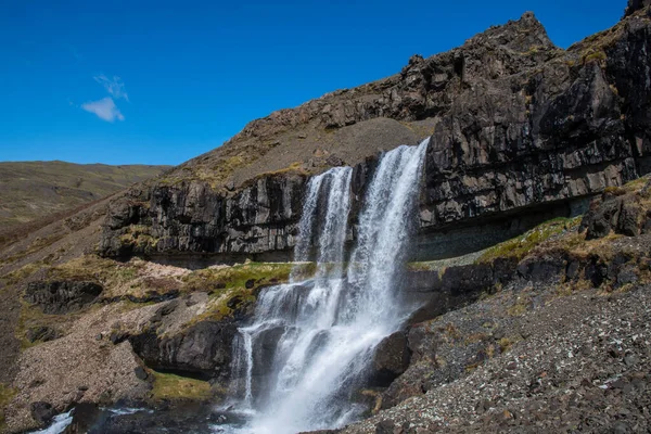 Cachoeira Bergarfoss no rio Berga em Hornafjordur Islândia — Fotografia de Stock