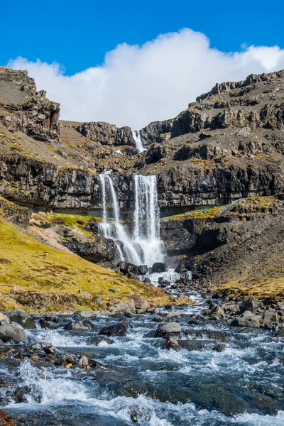 Waterval van Bergarfoss in de rivier de Berga in Hornafjordur IJsland — Stockfoto