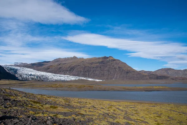 Rzeka Holmsa, lodowiec Flaajokull i góry Flafjall na Islandii — Zdjęcie stockowe