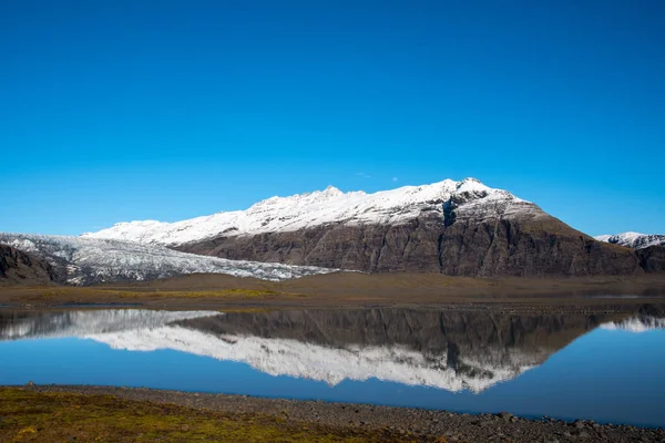 Rio Holmsa, Geleira Flaajokull e montanha e montanha Flafjall no sul da Islândia — Fotografia de Stock