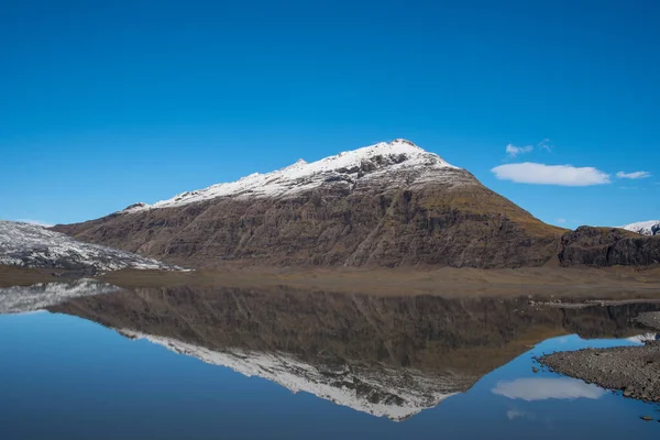 Río Holmsa, glaciar Flaajokull y montaña y montaña Flafjall en el sur de Islandia — Foto de Stock