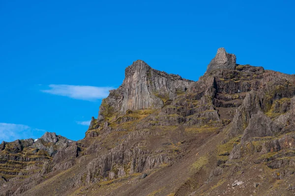 Colonnes de basalte au sommet de la montagne Hestgerdishnuta — Photo