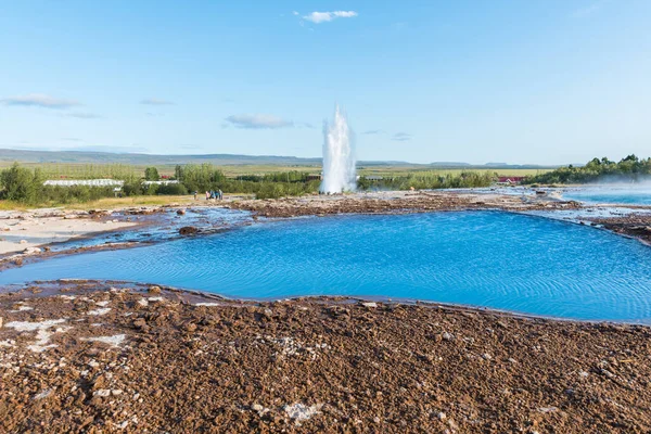 Geyser Strokkur na área de Geysir na Islândia em erupção — Fotografia de Stock