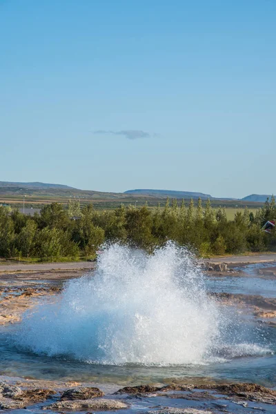 Geyser Strokkur in the Geysir area in Iceland erupting — ストック写真