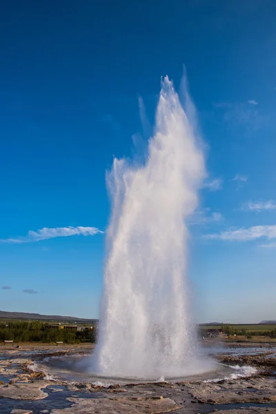 Geyser Strokkur na área de Geysir na Islândia em erupção — Fotografia de Stock