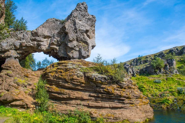 Gyönyörű szikla Gjainban a dél-izlandi Jorsardalur völgyben — Stock Fotó