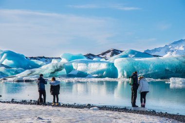 Jokulsarlon Buzul Gölü Turizm Merkezi 'nde eğlenceli bir gün geçiren turistler
