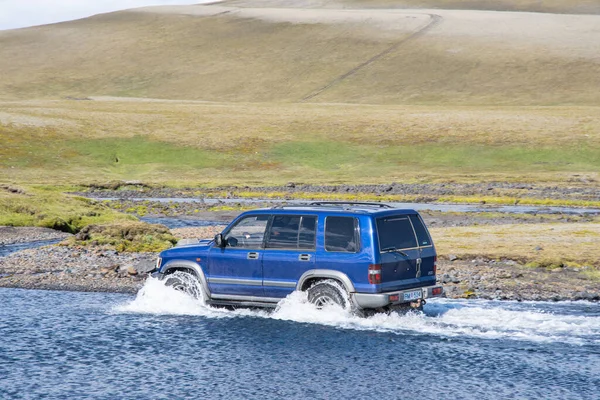 四轮驱动汽车穿越冰岛农村河流 — 图库照片