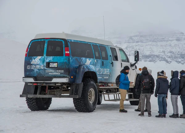 Průvodce mluvit s turisty čeká v Lin se dostat do Heili upravené dodávky na cestě do ledových jeskyní — Stock fotografie