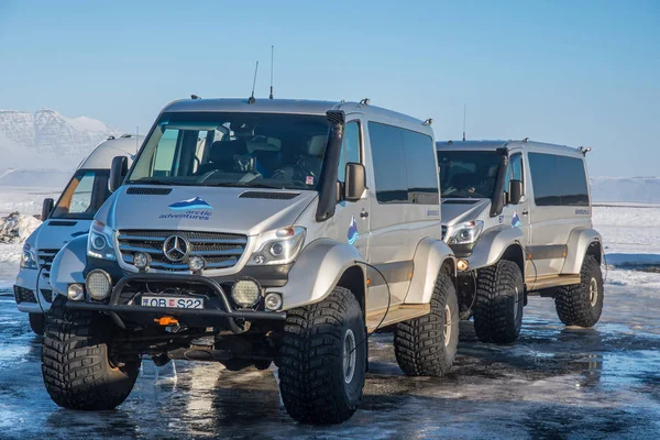 Těžce upravené minibusy Mercedes Benz Sprinter v ledovcové laguně Jokulsarlon — Stock fotografie