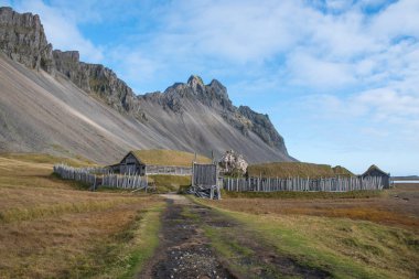 İzlanda 'nın güneydoğusundaki Vestrahorn Dağı yakınlarındaki Viking köyü.