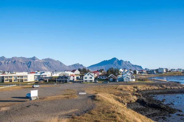 Güney İzlanda 'daki Hornafjordur kasabasına bakın. — Stok fotoğraf