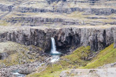 İzlanda, Oxi dağlarında Folaldafoss şelalesi
