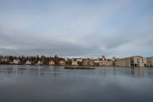 Reykjavik İzlanda 'daki Tjornin Gölü boyunca binalar