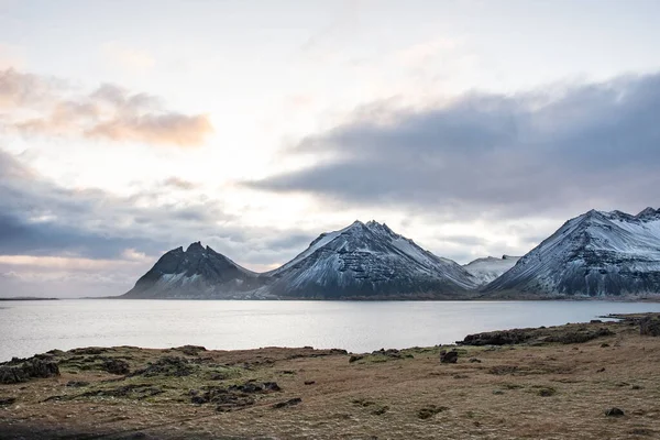 Vestrahorn montaña en el este de Islandia en un día de invierno —  Fotos de Stock