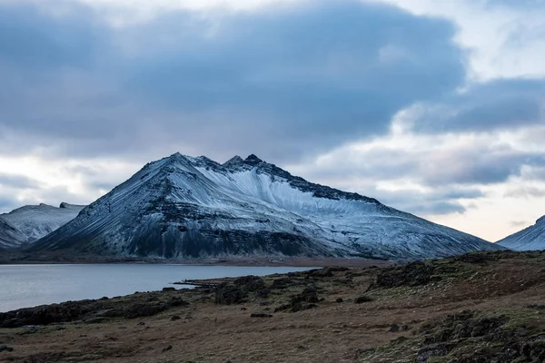 Berg på östra Island en vinterdag — Stockfoto