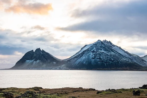 Vestrahorn montaña en el este de Islandia en un día de invierno —  Fotos de Stock