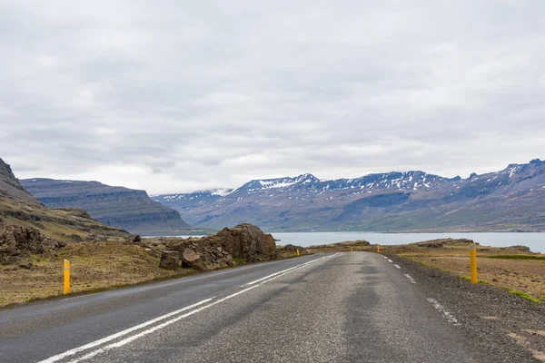 Berufjordur 'daki çevre yolu, doğu İzlanda. — Stok fotoğraf