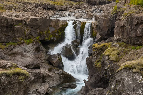 Водоспад в ямці річка у Східній Ісландії — стокове фото