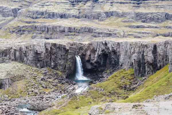 Wodospad Folaldafoss w górach Oxi na Islandii — Zdjęcie stockowe