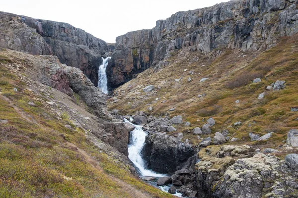 Водоспад Фардагафос на ісландському узбережжі — стокове фото