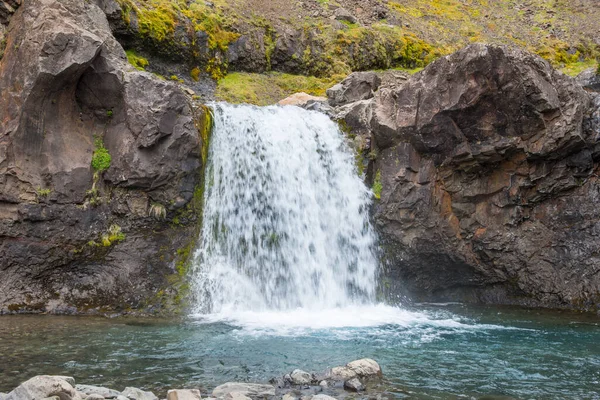 Kleiner Wasserfall im Grjota Fluss in hornafjordur in Island — Stockfoto