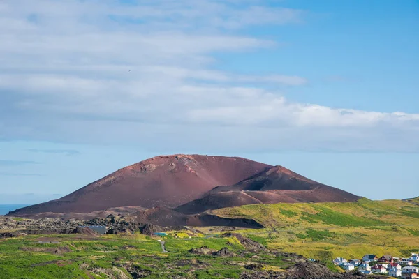 Volcano Eldfell on island of Heimaey in Vestmannaeyjar — Stockfoto