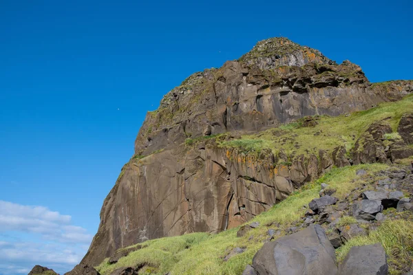 Klippe Heimaklettur auf den Vestmannaeyjar-Inseln in Island — Stockfoto