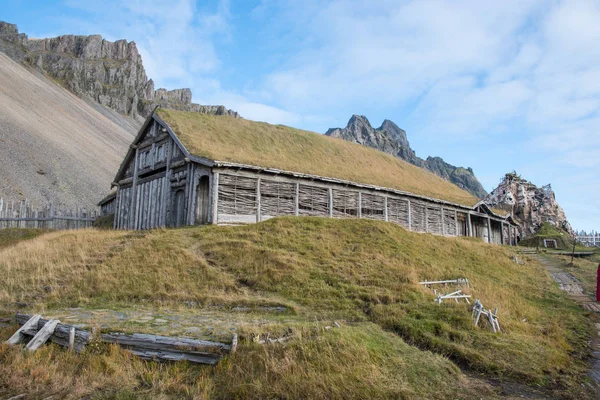 Vikingahus i vikingabyn vid Vestrahorn på Island — Stockfoto