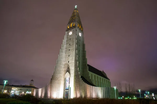 Hallgrimskirkja templom város Reykjavik fővárosa Izland — Stock Fotó