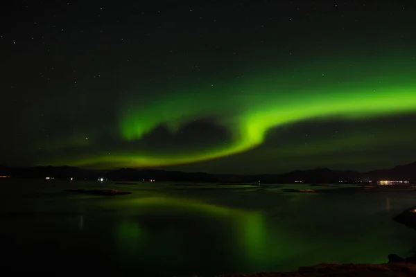 Aurora borealis nad fiordem Hornafjordur na Islandii — Zdjęcie stockowe