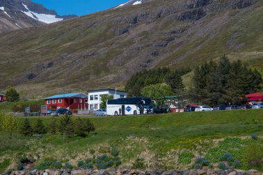Taş müzenin önündeki turist otobüsü.