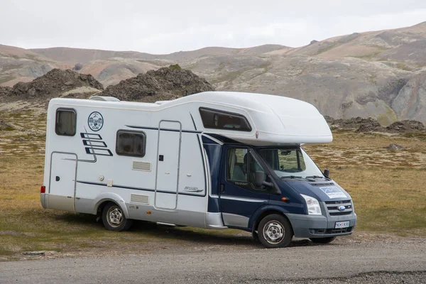Ford camper zaparkovaný ve venkovské islandské krajině — Stock fotografie