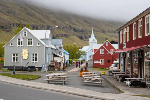 아이슬란드 동부에 있는 세 이디스 피오르 두 르 마을 — 스톡 사진