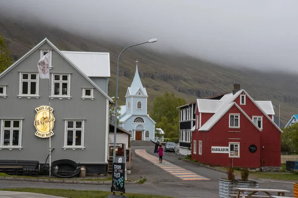 아이슬란드 동부에 있는 세 이디스 피오르 두 르 마을 — 스톡 사진