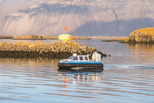 Hovercraft da empresa de turismo Icehover em Hornafjordur Islândia — Fotografia de Stock