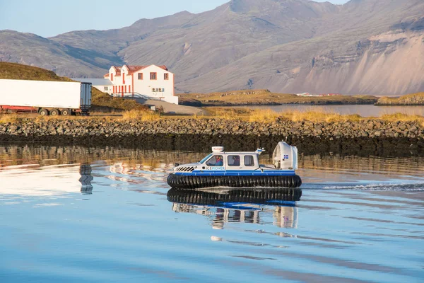 Poduszkowiec z firmy turystycznej Icehover w Hornafjordur Islandia — Zdjęcie stockowe