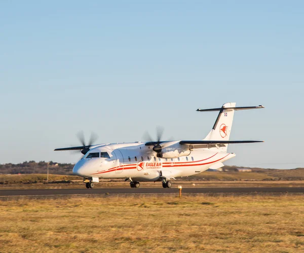 Águila aire Dornier 328 turbohélice avión aterrizaje en el aeropuerto de Hornafjordur — Foto de Stock