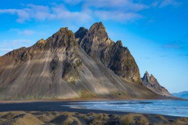 Güneşli bir sonbahar gününde İzlanda 'nın güneydoğusundaki Vestrahorn Dağı