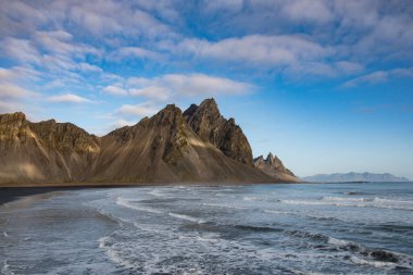 Güneşli bir sonbahar gününde İzlanda 'nın güneydoğusundaki Vestrahorn Dağı
