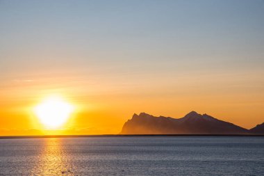 İzlanda 'da Vestrahorn dağının yukarısında gün batımı soğuk bir kış günü